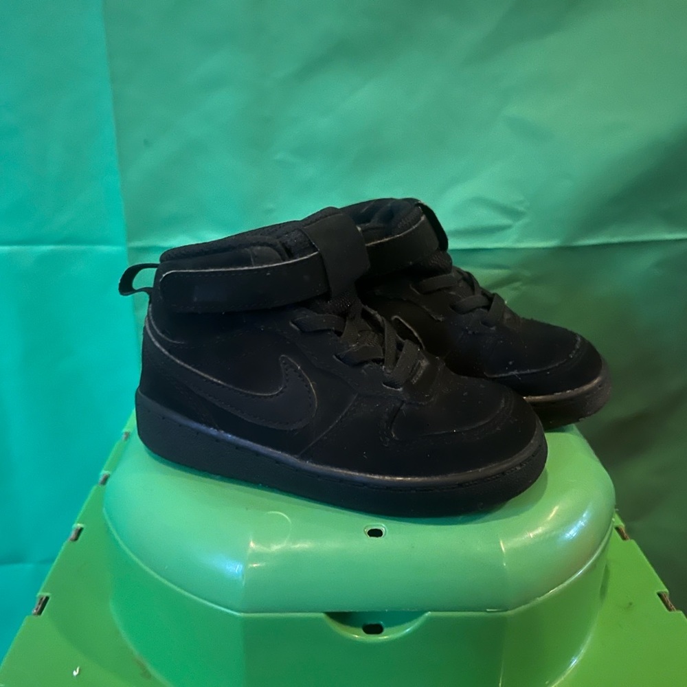 All back Jordan 1 size 8c